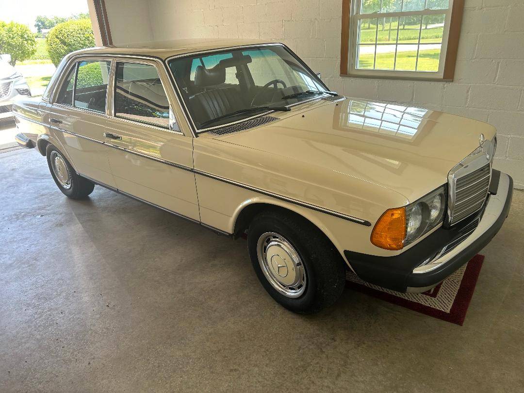 Mercedes-benz-280-e-1978-yellow