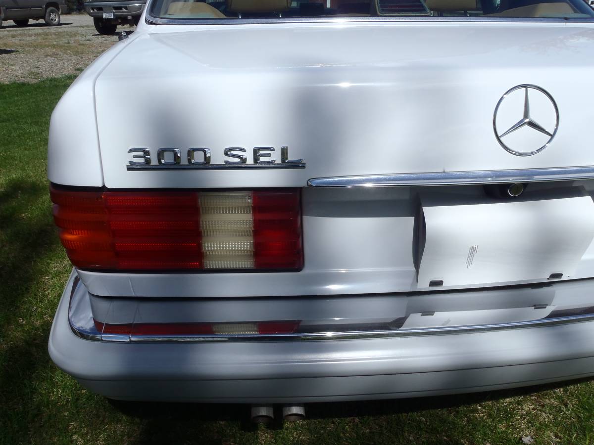 Mercedes-benz-300-sel-1989-white-14