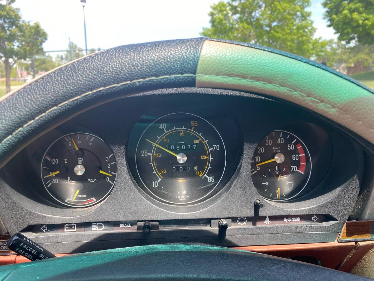 Mercedes-benz-Benz-380sl-1982-yellow-17