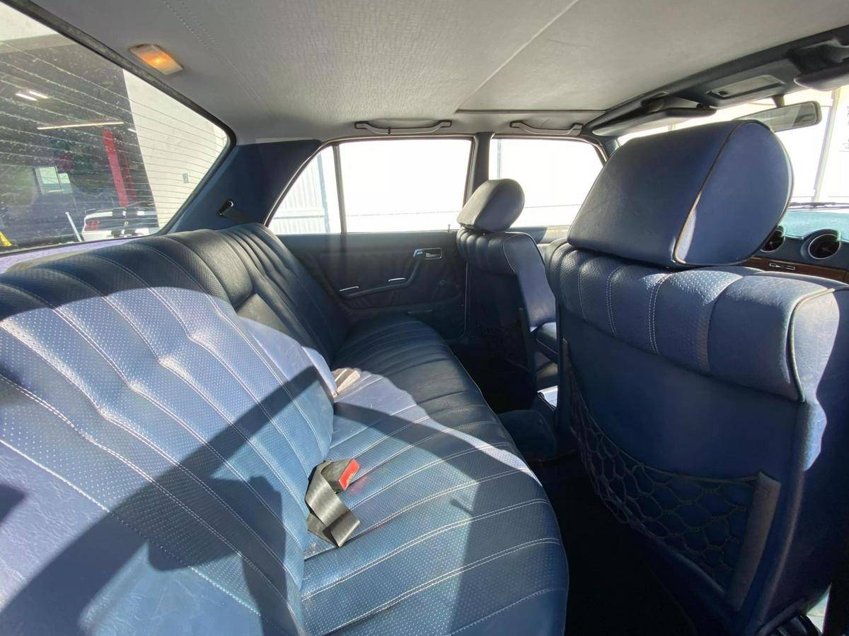 Mercedes-benz-benz-240-diesel-1983-silver-18