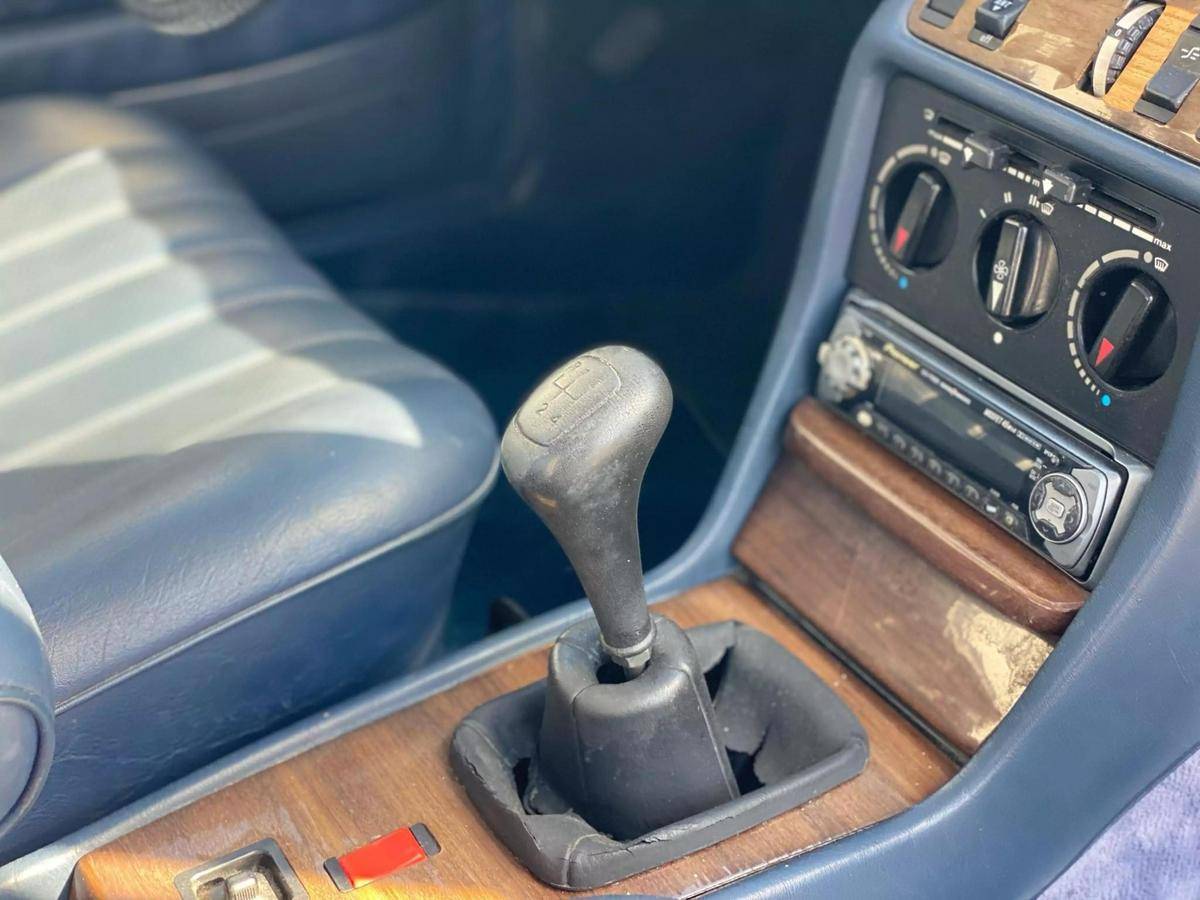 Mercedes-benz-benz-240-diesel-1983-silver-2