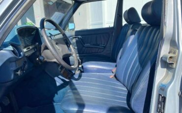 Mercedes-benz-benz-240-diesel-1983-silver-3
