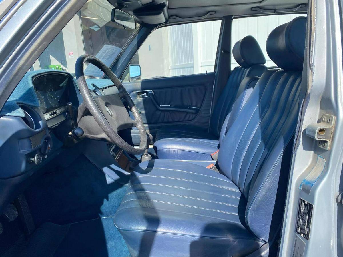 Mercedes-benz-benz-240-diesel-1983-silver-3