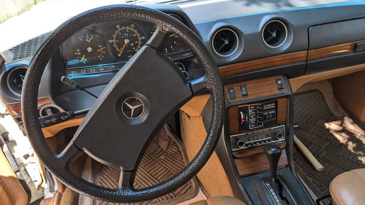 Mercedes-benz-benz-280e-1980-white-15