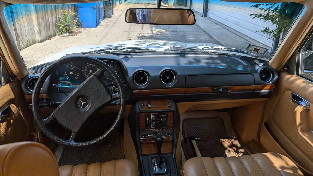 Mercedes-benz-benz-280e-1980-white-18