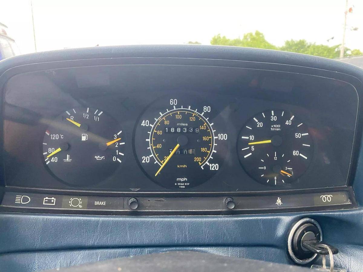 Mercedes-benz-benz-300-diesel-1983-blue-17