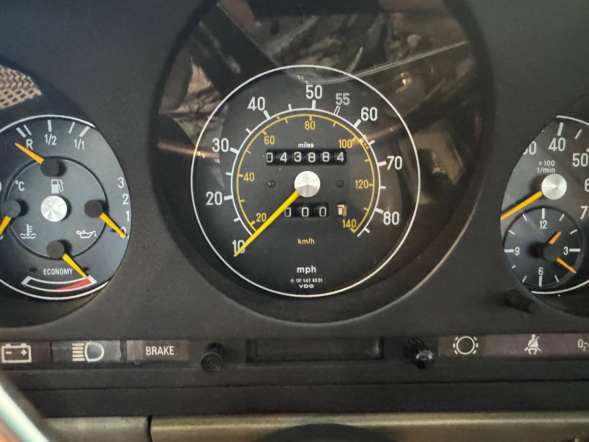 Mercedes-benz-benz-380sl-1982-silver-11