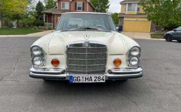 Mercedes-benz-benz-e-class-1971-white-1