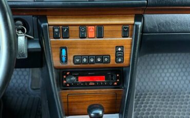 Mercedes-benz-benz-e-class-1993-black-12