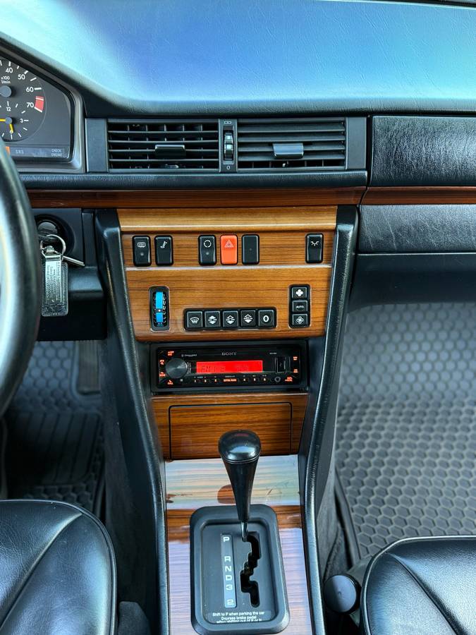 Mercedes-benz-benz-e-class-1993-black-12