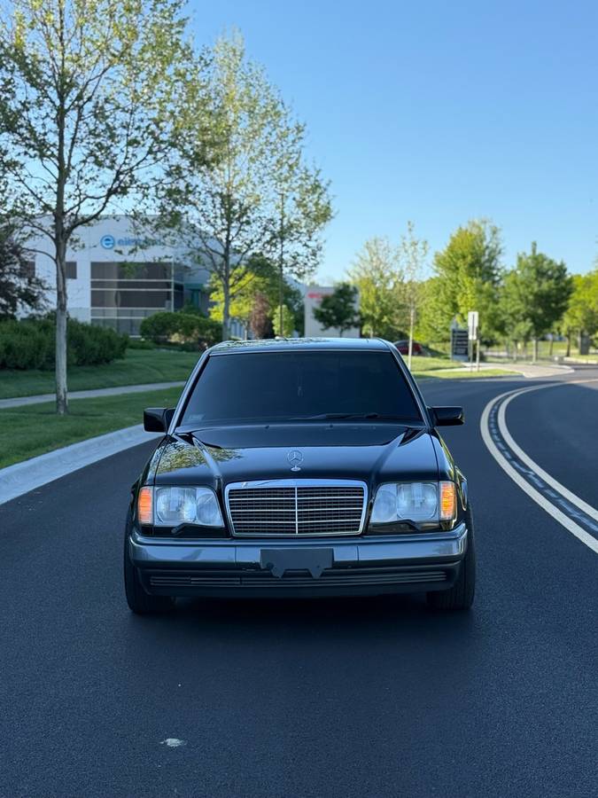 Mercedes-benz-benz-e-class-1993-black-16
