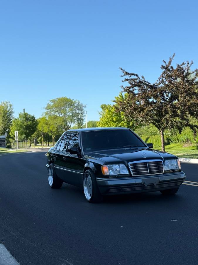 Mercedes-benz-benz-e-class-1993-black-2