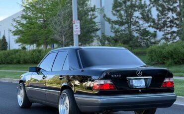 Mercedes-benz-benz-e-class-1993-black-4