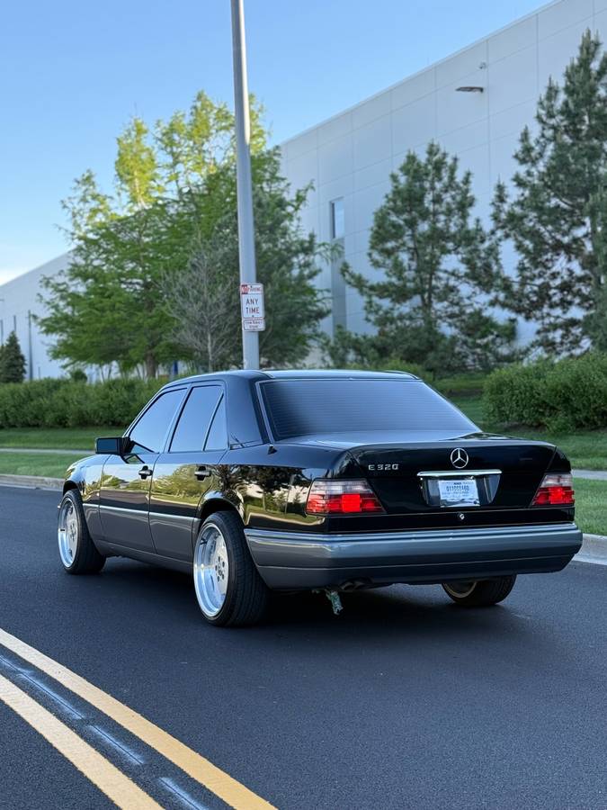 Mercedes-benz-benz-e-class-1993-black-4