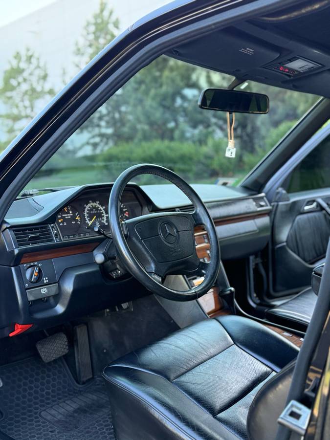 Mercedes-benz-benz-e-class-1993-black-7
