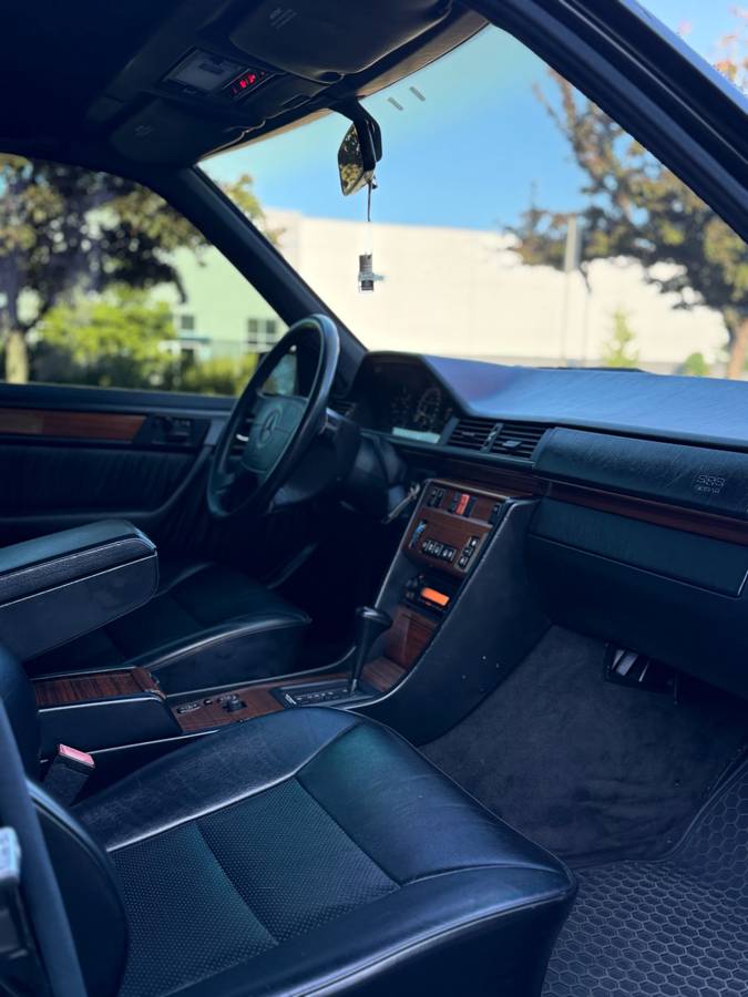 Mercedes-benz-benz-e-class-1993-black-8