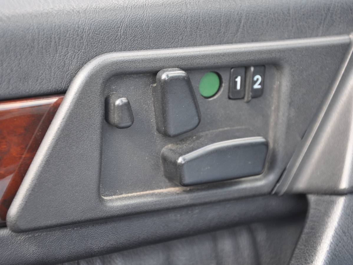Mercedes-benz-benz-e320a-1995-black-10
