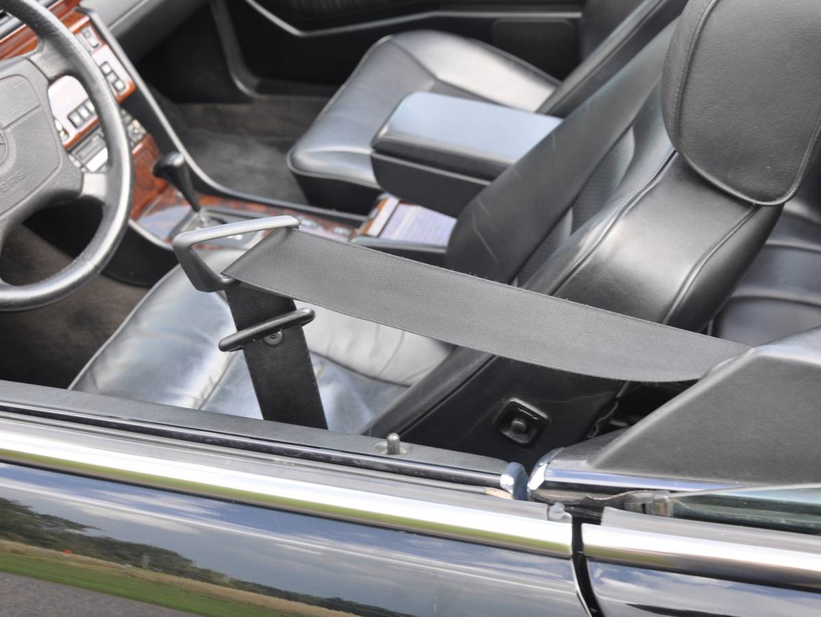 Mercedes-benz-benz-e320a-1995-black-13