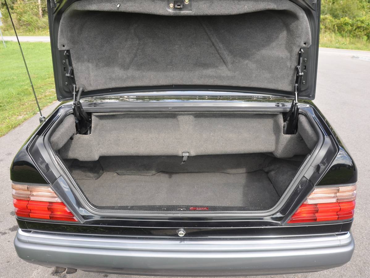 Mercedes-benz-benz-e320a-1995-black-16