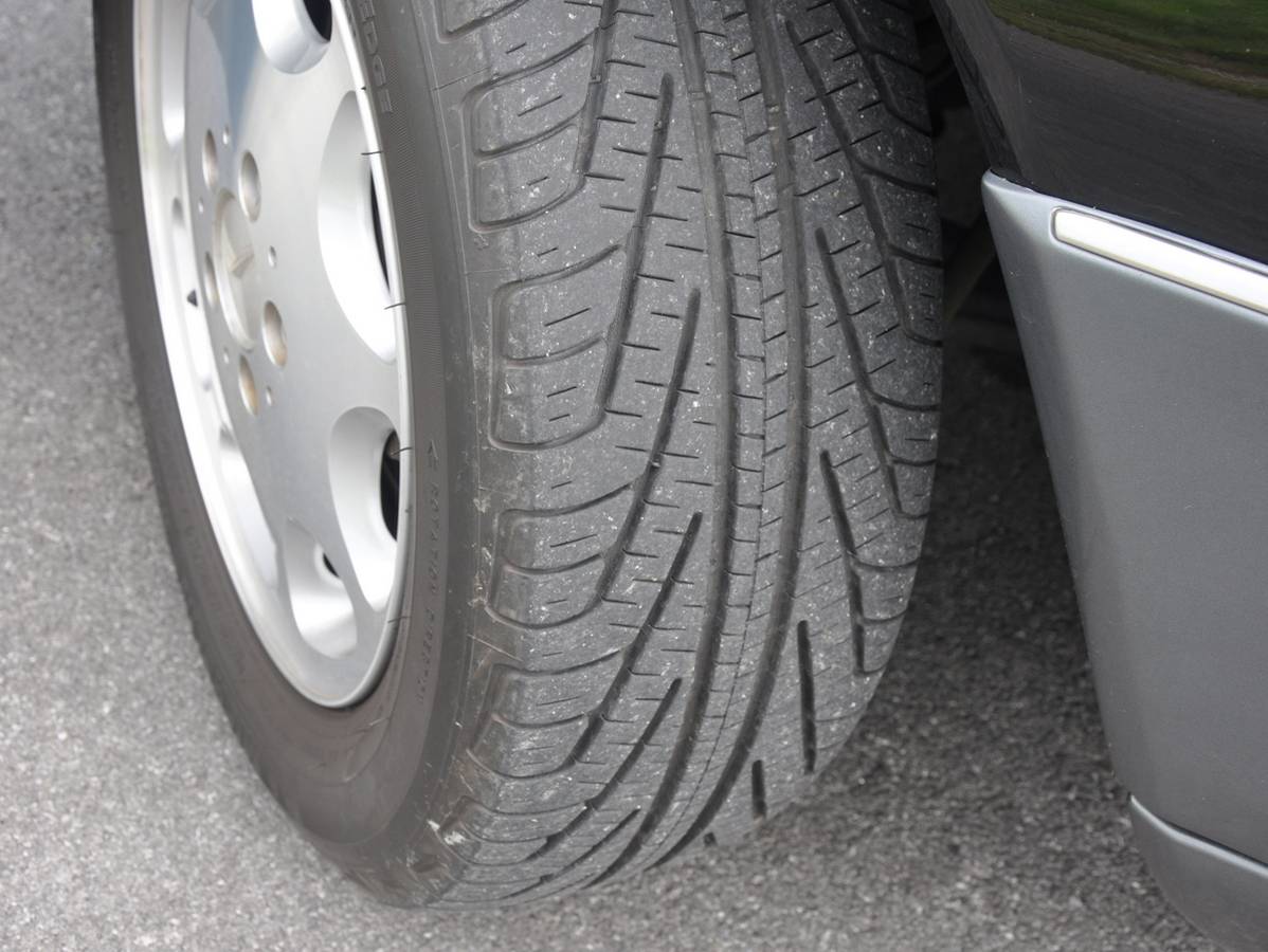 Mercedes-benz-benz-e320a-1995-black-19
