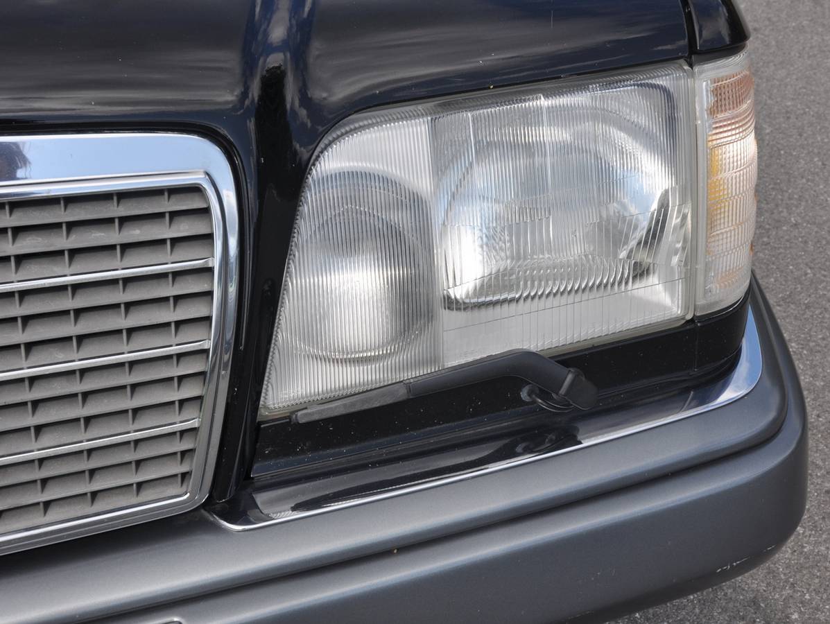 Mercedes-benz-benz-e320a-1995-black-5