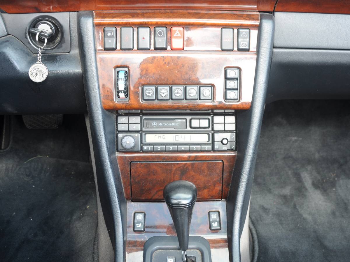 Mercedes-benz-benz-e320a-1995-black-8