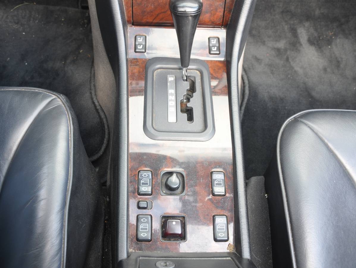 Mercedes-benz-benz-e320a-1995-black-9
