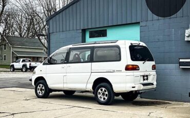 Mitsubishi-Delica-1994-white-1