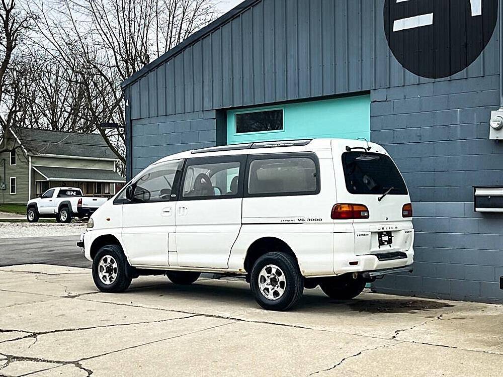 Mitsubishi-Delica-1994-white-1