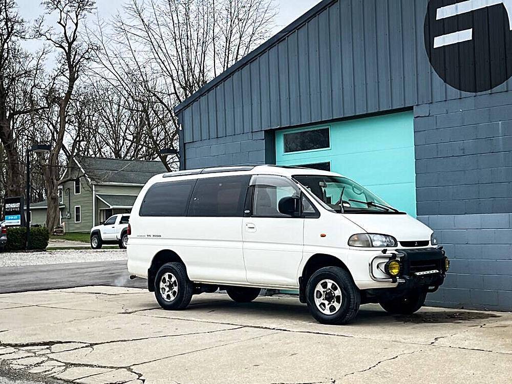 Mitsubishi-Delica-1994-white-10