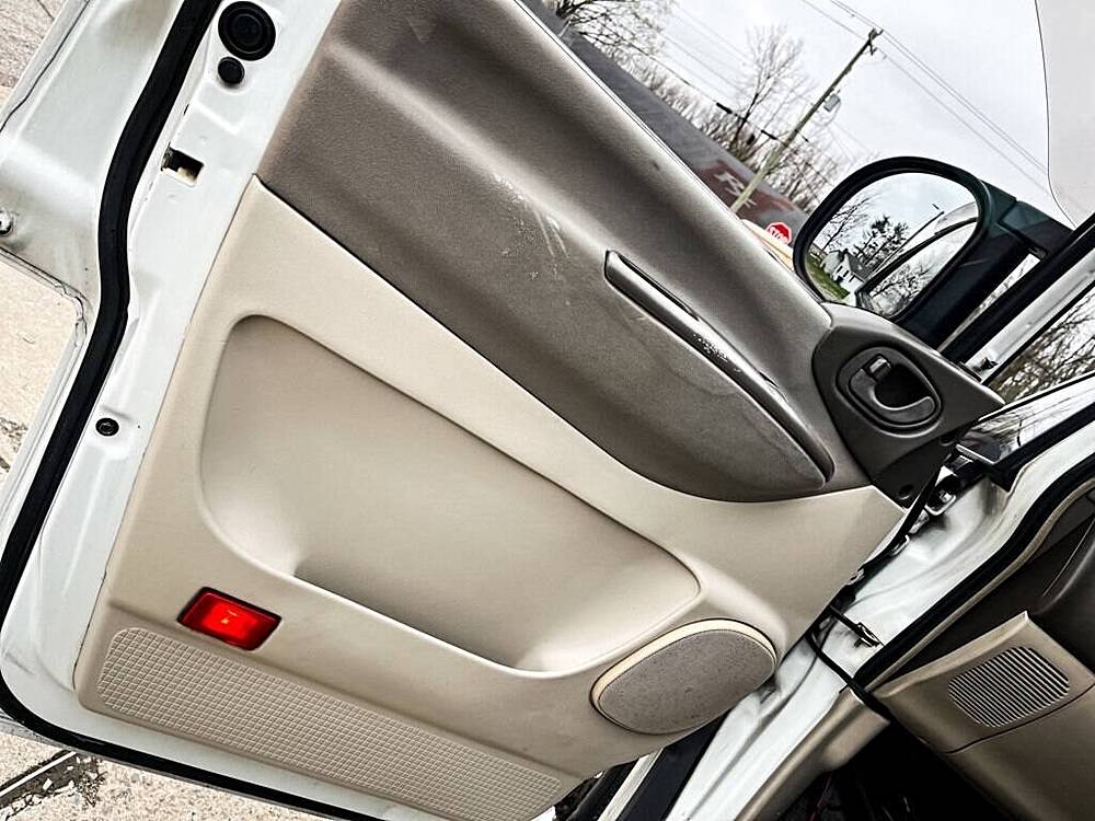 Mitsubishi-Delica-1994-white-14
