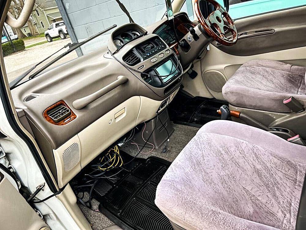 Mitsubishi-Delica-1994-white-15