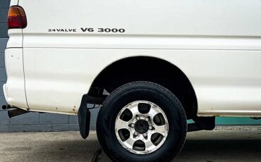 Mitsubishi-Delica-1994-white-16