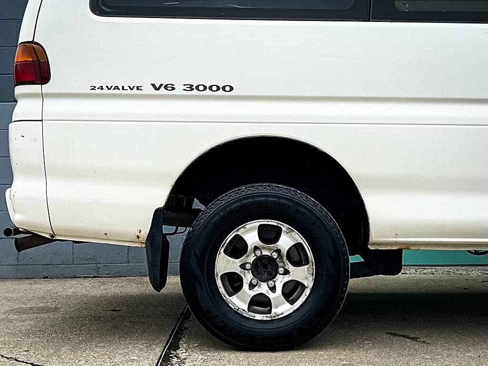 Mitsubishi-Delica-1994-white-16