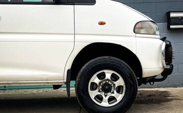Mitsubishi-Delica-1994-white-17