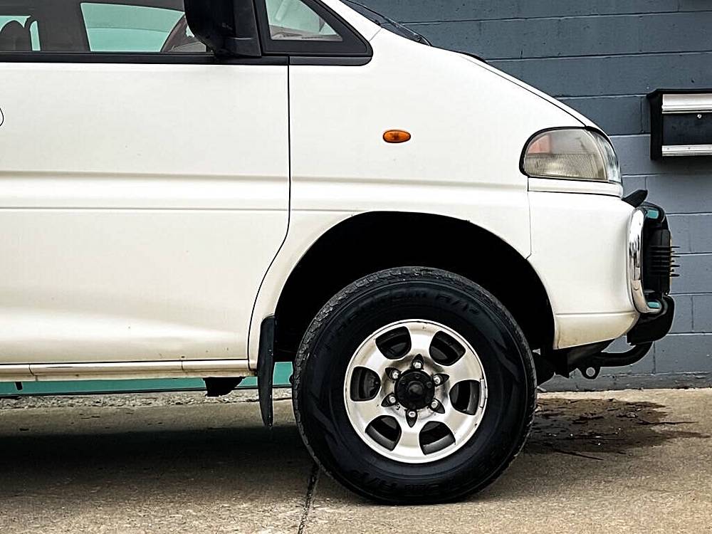 Mitsubishi-Delica-1994-white-17