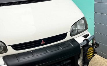 Mitsubishi-Delica-1994-white-18