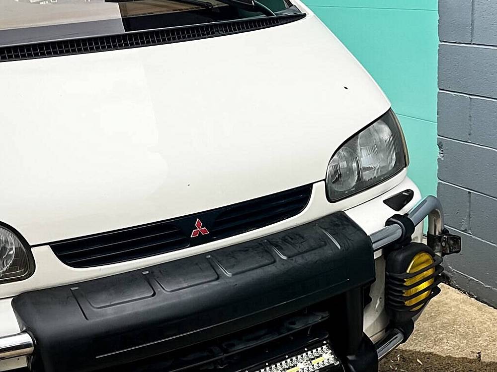 Mitsubishi-Delica-1994-white-18