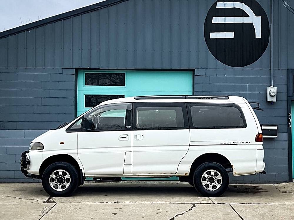 Mitsubishi-Delica-1994-white-2
