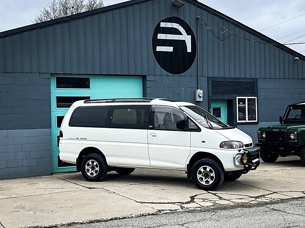 Mitsubishi-Delica-1994-white-20