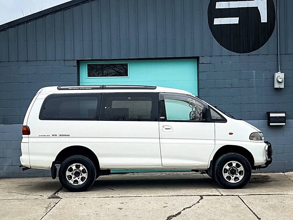 Mitsubishi-Delica-1994-white-22