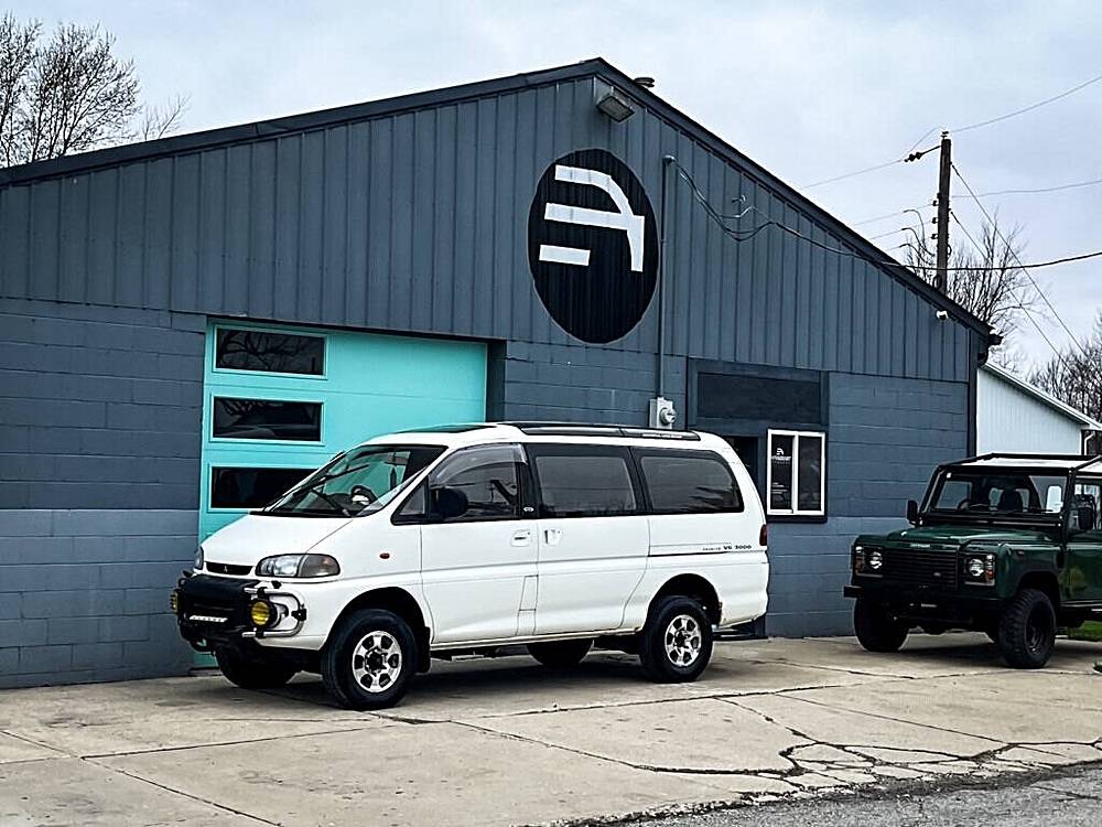 Mitsubishi-Delica-1994-white-3