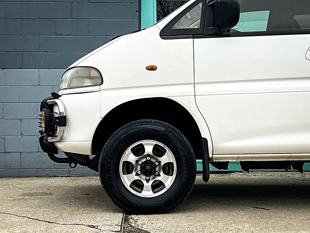 Mitsubishi-Delica-1994-white-4