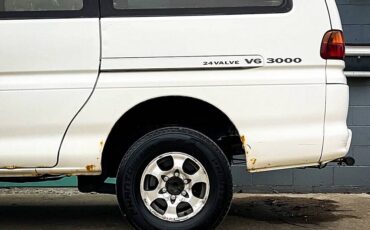 Mitsubishi-Delica-1994-white-5