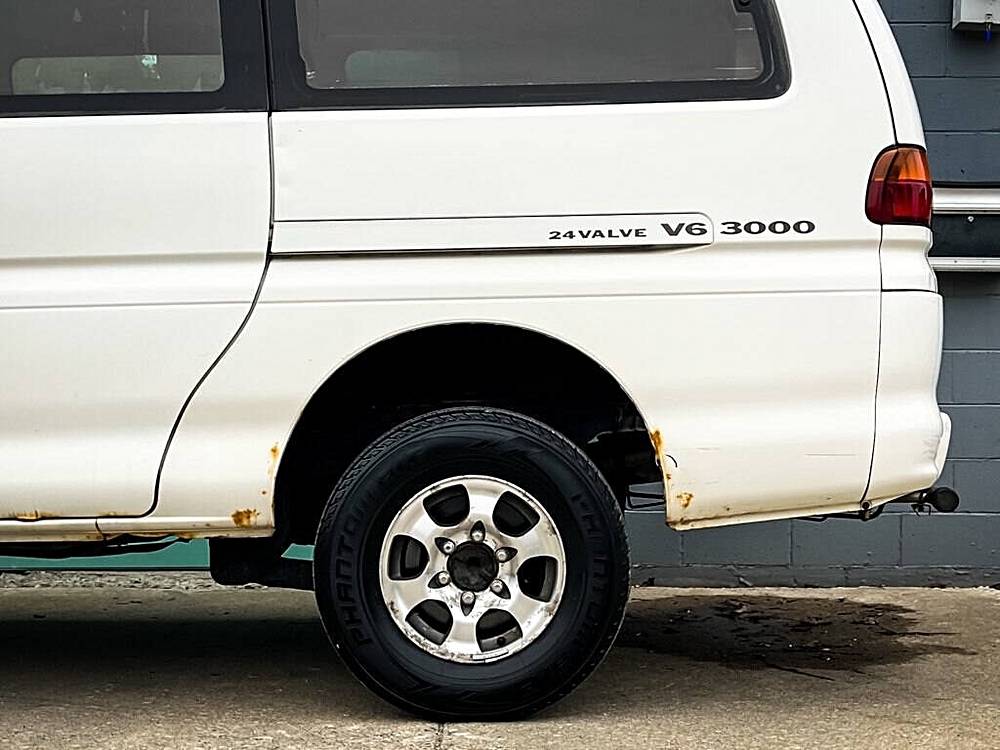 Mitsubishi-Delica-1994-white-5