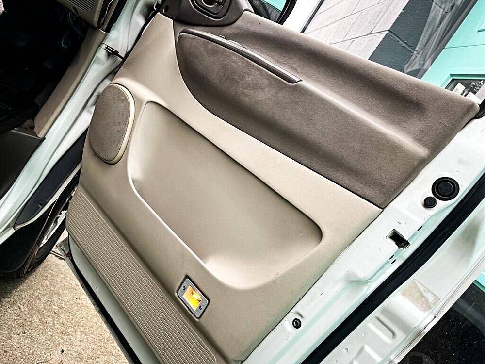 Mitsubishi-Delica-1994-white-8