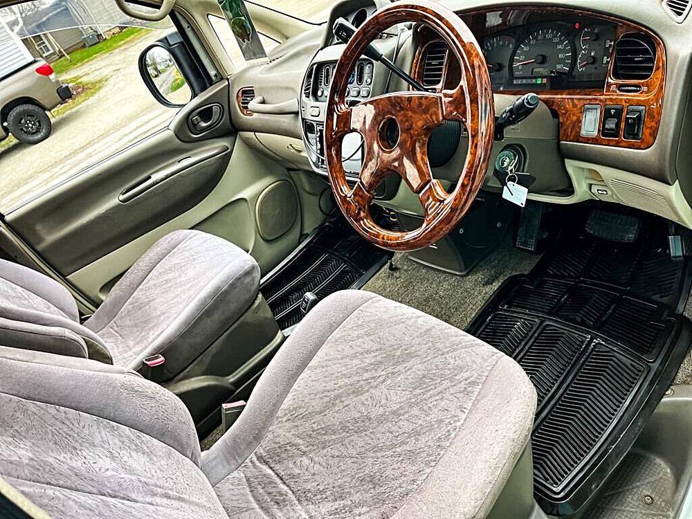Mitsubishi-Delica-1994-white-9