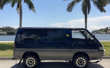 Mitsubishi-Delica-1995-Minivan-1