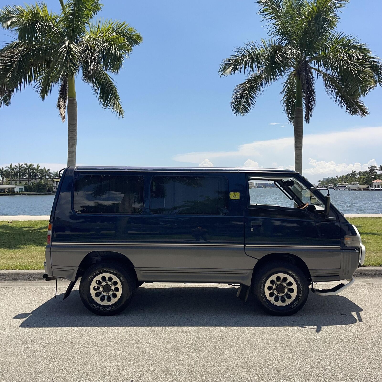 Mitsubishi-Delica-1995-Minivan-1