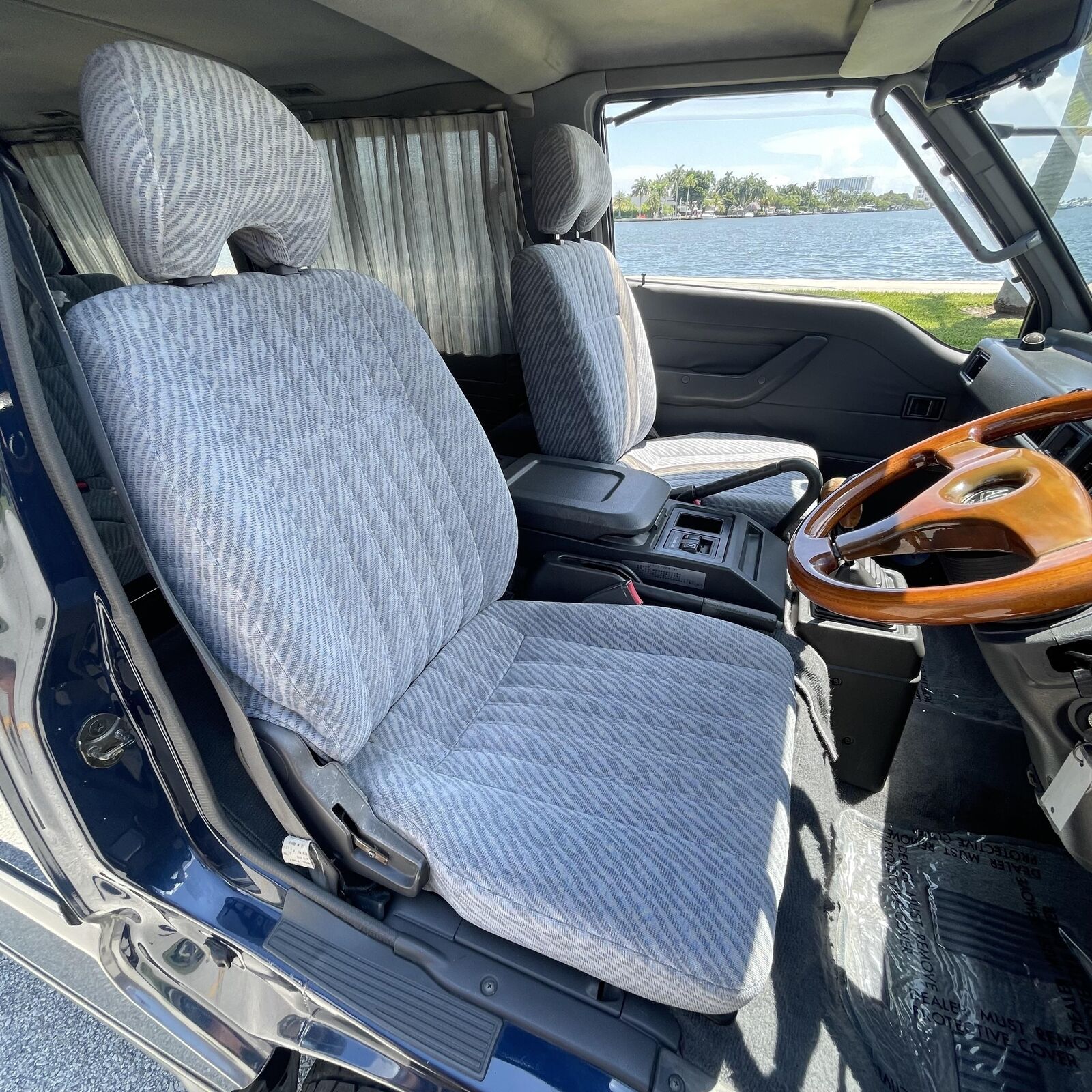 Mitsubishi-Delica-1995-Minivan-14